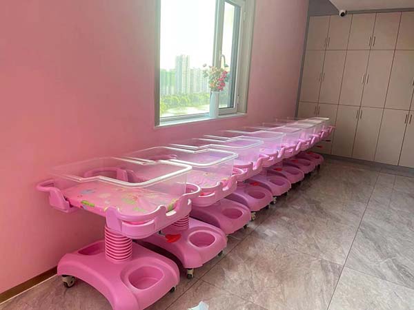 婴儿托管
